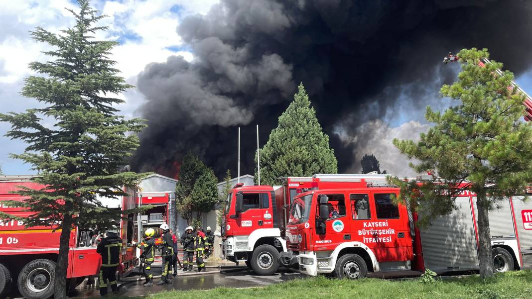 Kayseri'de sünger fabrikasında büyük yangın: Bir saatte kontrol altına alındı 18